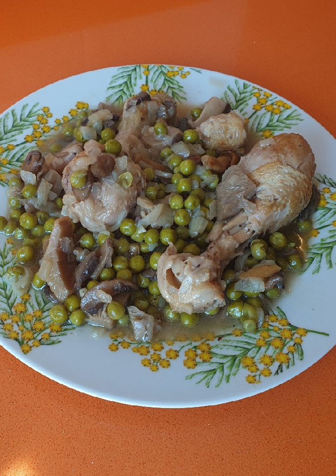 Una foto de Muslitos de pollo guisados con setas