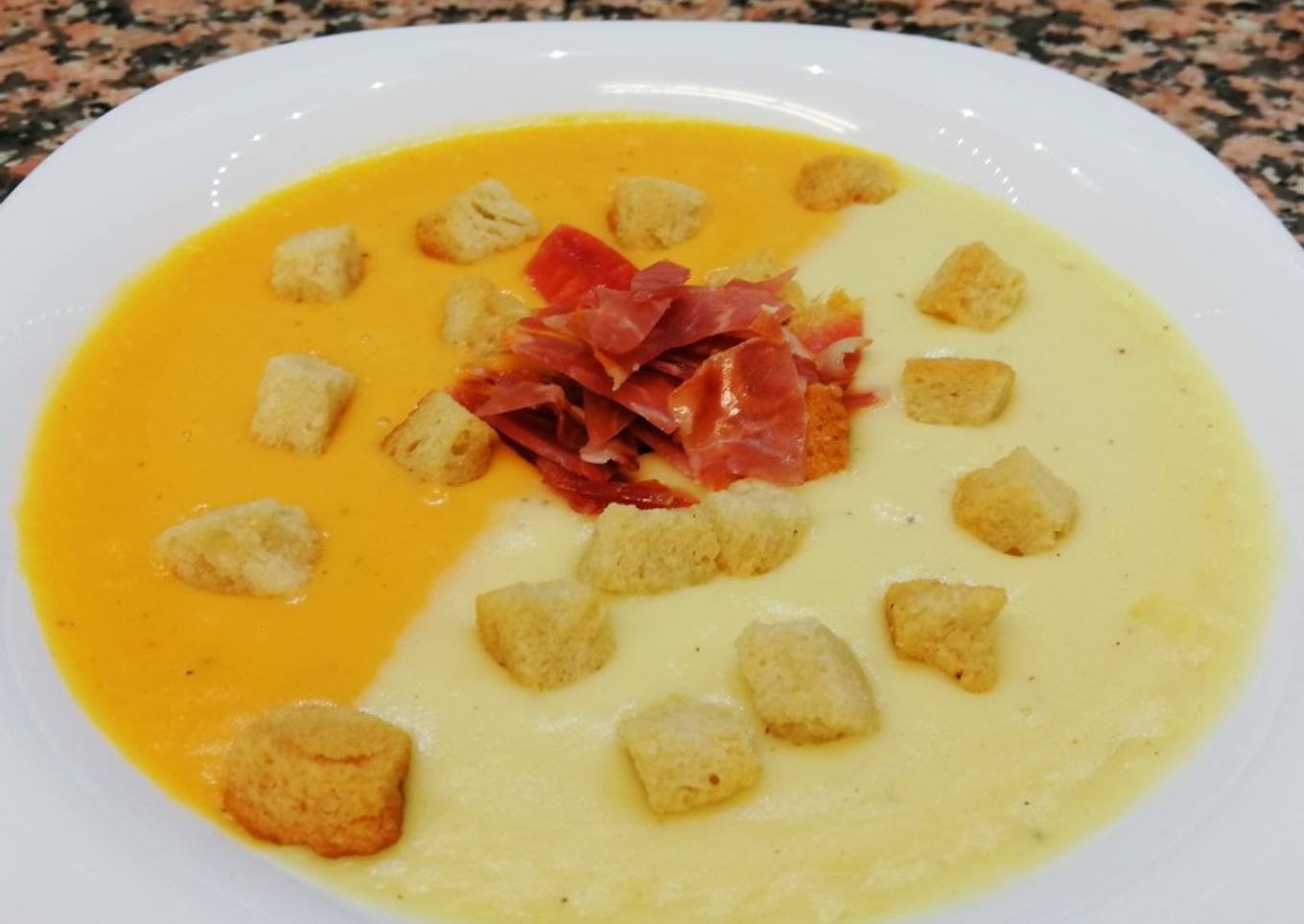 Crema de calabacín y zanahorias con picatostes y jamón