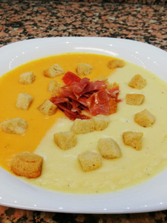Una foto de Crema de calabacín y zanahorias con picatostes y jamón