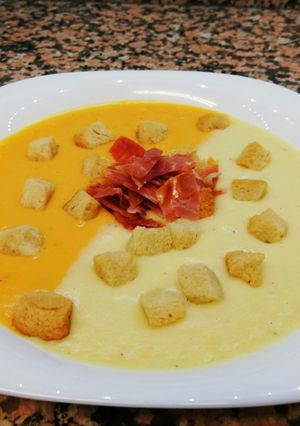 Una foto de Crema de calabacín y zanahorias con picatostes y jamón