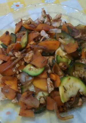 Una foto de Salteado de pollo y vegetales