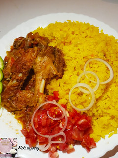 A picture of Turmeric rice served with chicken.