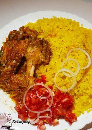 A picture of Turmeric rice served with chicken.