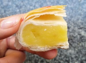 Hình của món Bánh pía nhân đậu xanh sầu riêng.