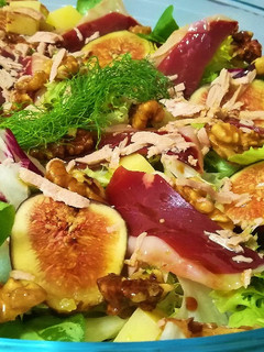 Una foto de Ensalada de brevas, paté y jamón de pato