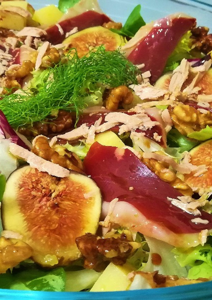 Una foto de Ensalada de brevas, paté y jamón de pato