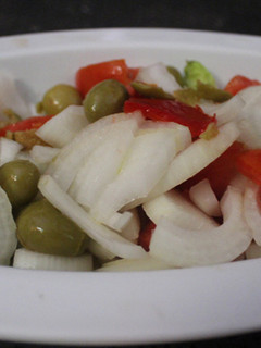 Una foto de Ensalada simple de tomate y cebolla