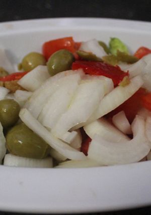 Una foto de Ensalada simple de tomate y cebolla