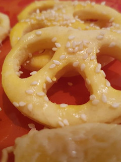 Szezámos-sajtos perec recept fotója