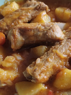 Una foto de Costillas asadas con verduras