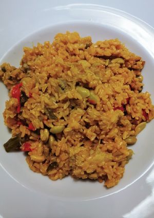 Una foto de Arroz amarillo con verduras