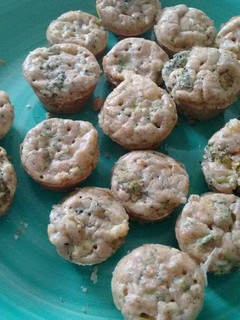 Una foto de Mini muffins de brócoli, queso y tocino ॐ