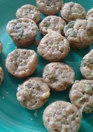 Una foto de Mini muffins de brócoli, queso y tocino ॐ