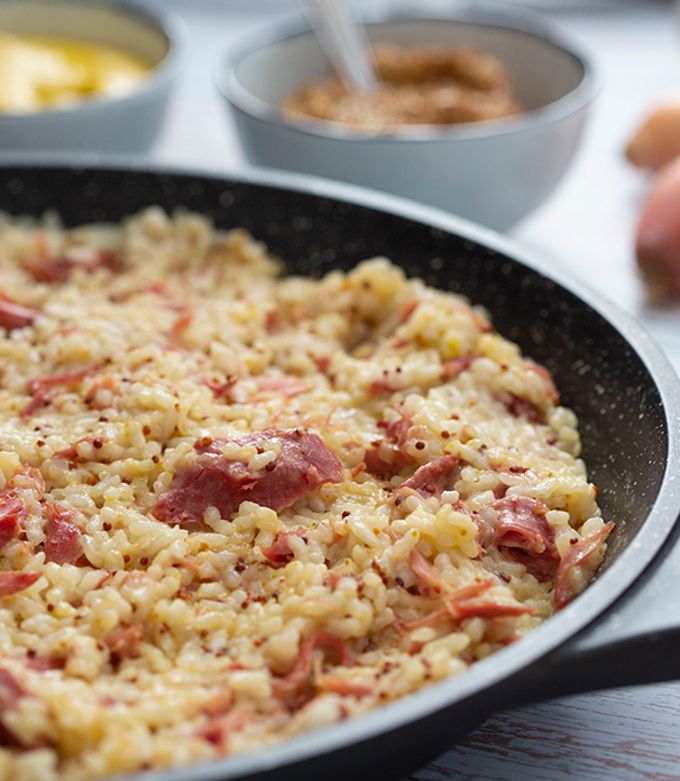 Foto principal de Arroz con codillo asado, chalotas y mostaza