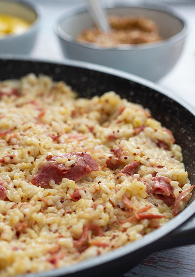 Una foto de Arroz con codillo asado, chalotas y mostaza