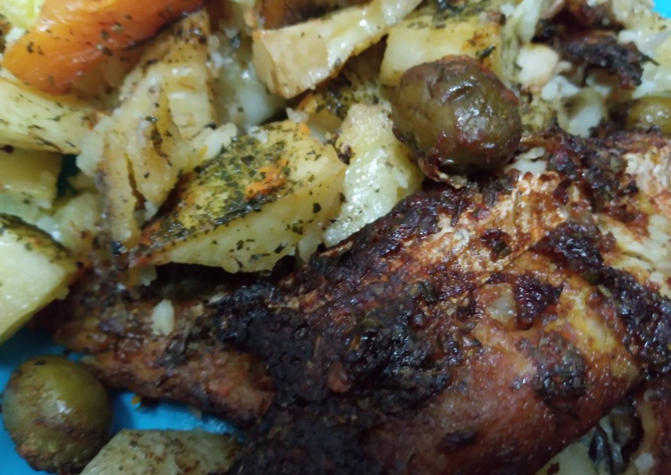 Pescado con salsa aceitunas y vegetales al horno manjar