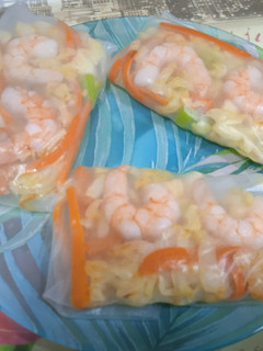 Una foto de Rollitos de verduras y langostinos