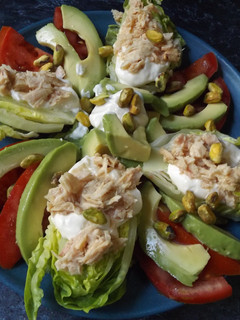 Una foto de Cogollos de lechuga con atún y pistachos