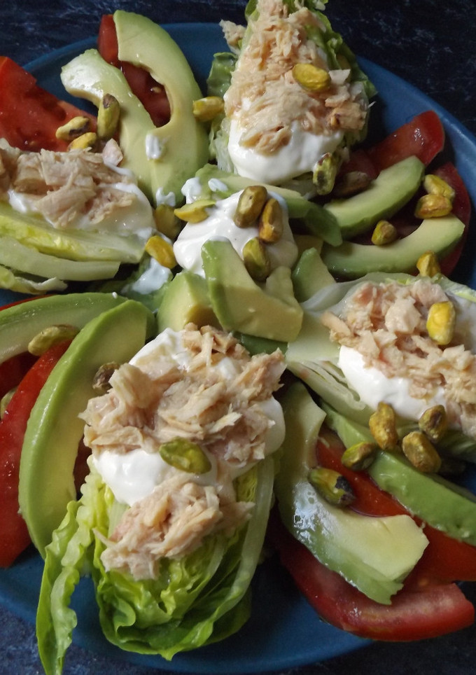 Una foto de Cogollos de lechuga con atún y pistachos