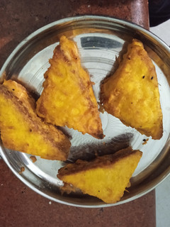 ब्रेड पकौडा़ (Aloo bread pakoda recipe in hindi) रेसिपी मुख्य फोटो