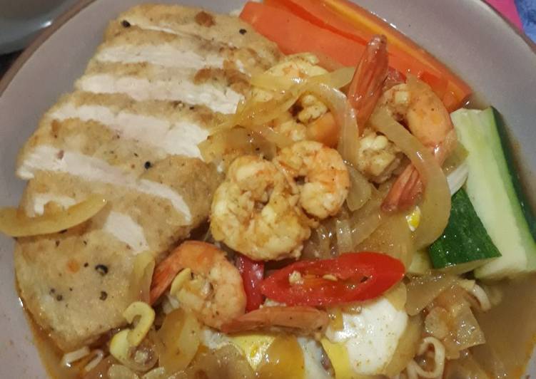 Ramen ayam udang kuah kari