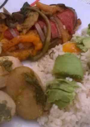 Una foto de Rollos de pescado en hierba santa y papas de base(Olla de cocción)
