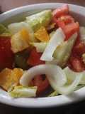 Ensalada con lechuga, naranja y más cosas