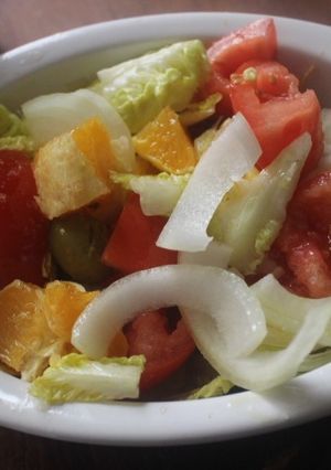 Una foto de Ensalada con lechuga, naranja y más cosas