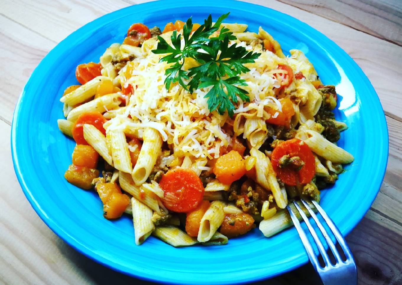 Macarrones con calabaza, zanahoria y carne picada especiadas