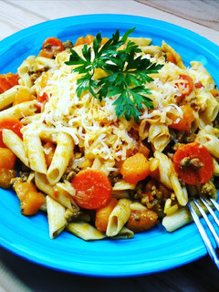 Una foto de Macarrones con calabaza, zanahoria y carne picada especiadas