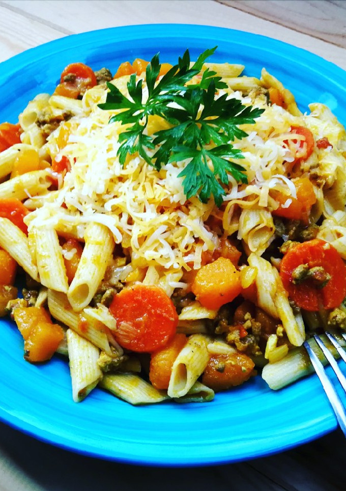 Una foto de Macarrones con calabaza, zanahoria y carne picada especiadas
