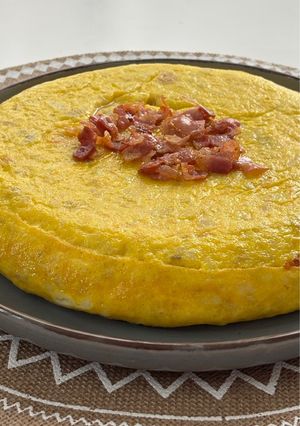 Foto principal de Tortilla de Patatas Estilo Betanzos con Cebolla y Bacon Crujiente