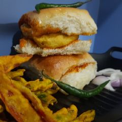 A picture of વડા પાઉં.
