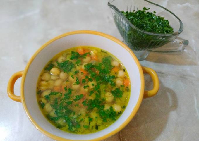 Традиционный греческий суп из нута