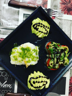 Una foto de Bacalao a la plancha con tambor de verduras y aguacate