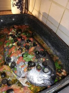 Foto di Pesce Castagna con Pomodorini, Olive Nere e Capperi