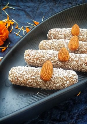 नारियल केला रोल (nariyal kela roll reicpe in Hindi) रेसिपी मुख्य फोटो