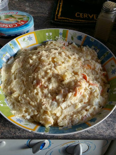 Una foto de Ensaladilla rusa con palitos cangrejo