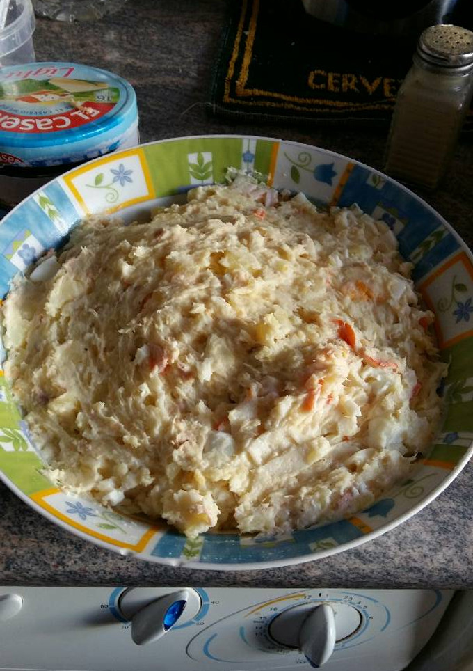 Una foto de Ensaladilla rusa con palitos cangrejo