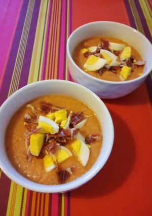 Une photo de Salmorejo, soupe froide de tomates andalouse