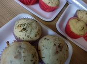 Una foto de muffins de verdura y panceta