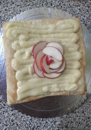 Una foto de Mil hojas de crema pastelera de manzana