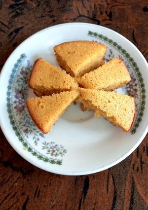 A picture of Vanilla cake with honey 🍯.