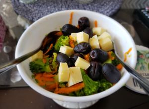 Una foto de Ensalada de brócoli multicolor
