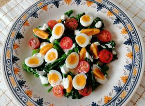 Una foto de Ensalada de bimi con aliño de yogurt