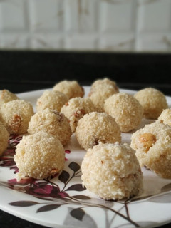 ரவா லட்டு (Rava Laddu Recipe in Tamil) செய்முறை முக்கிய புகைப்படம்