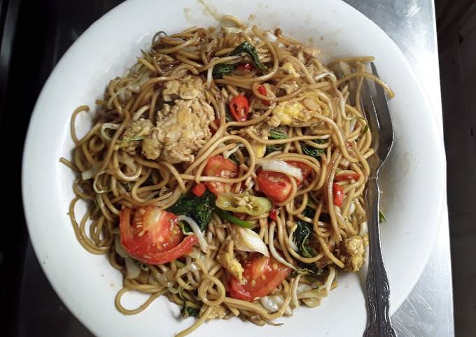 Mie tumis sayuran dengan udang rebon