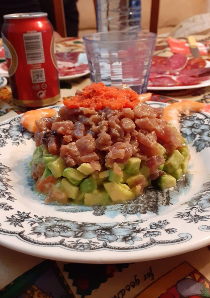 Una foto de Tartar de atún y aguacate