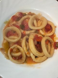 Una foto de Anillas de Calamar o Pota con verduras