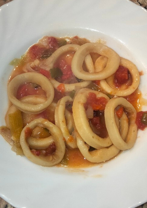 Una foto de Anillas de Calamar o Pota con verduras